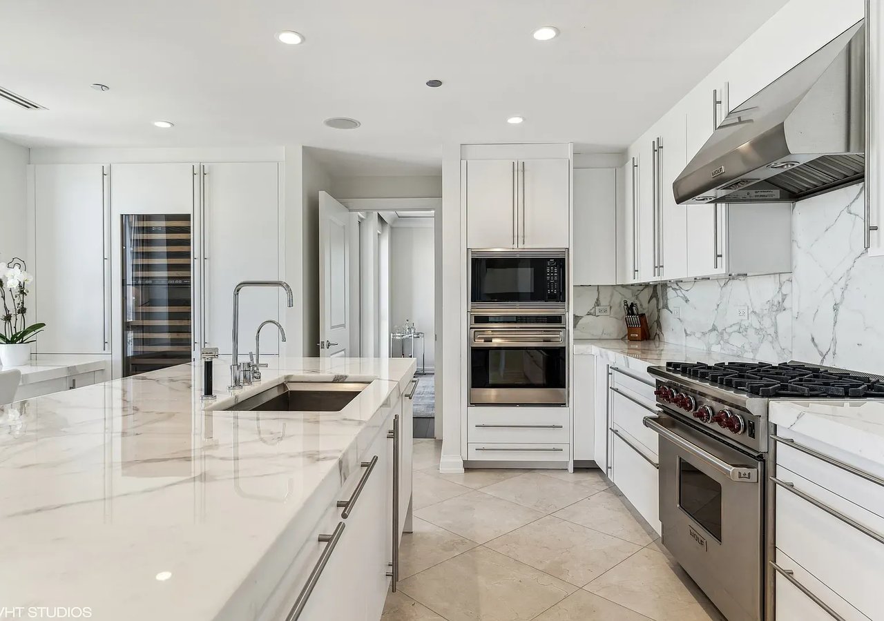11 E Walton St APT 4202