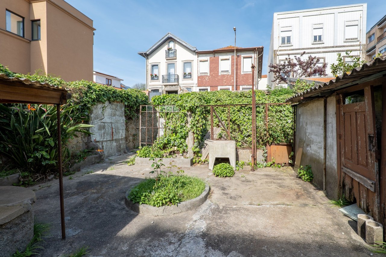 Historic Home for Restoration in Matosinhos, Porto – Prime Coastal Investment Opportunity
