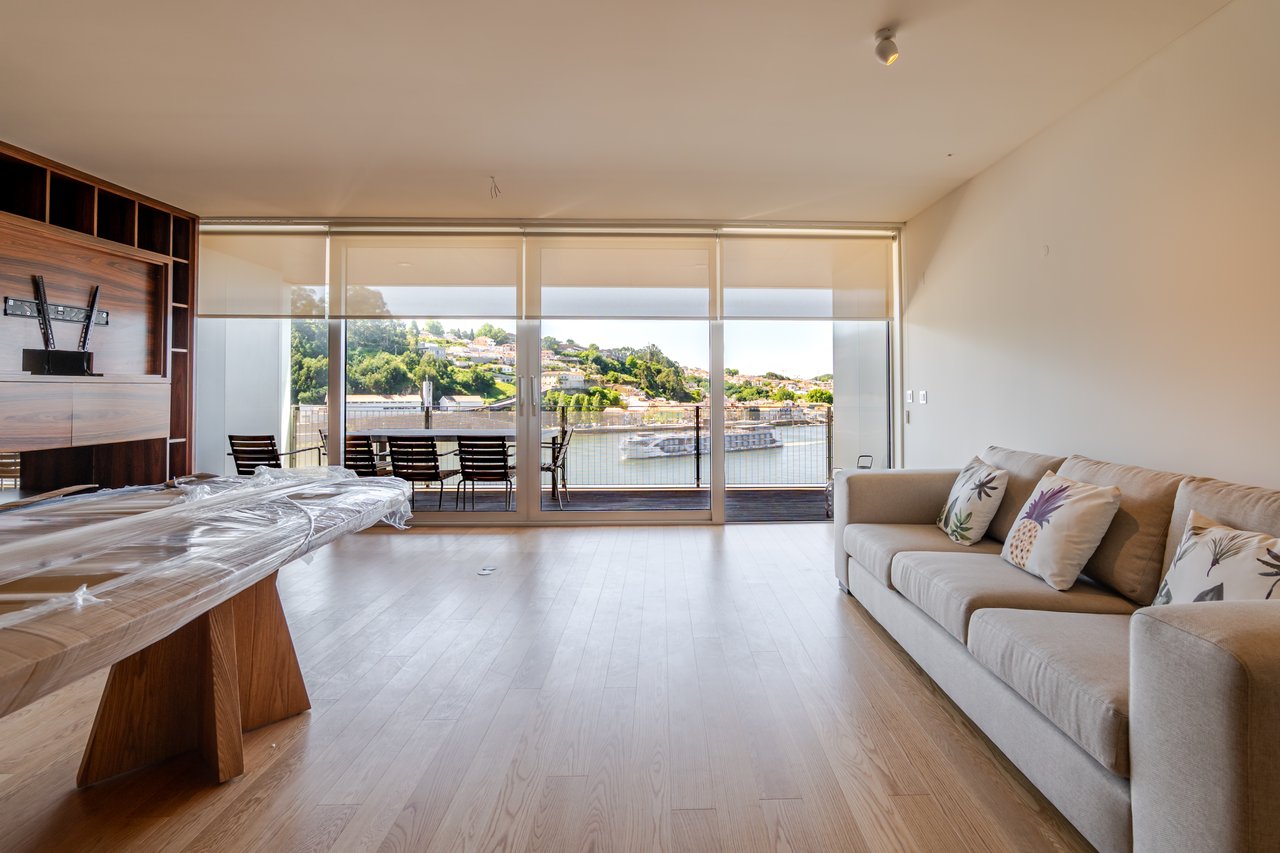 Sophisticated Three-Bedroom Apartment in Porto