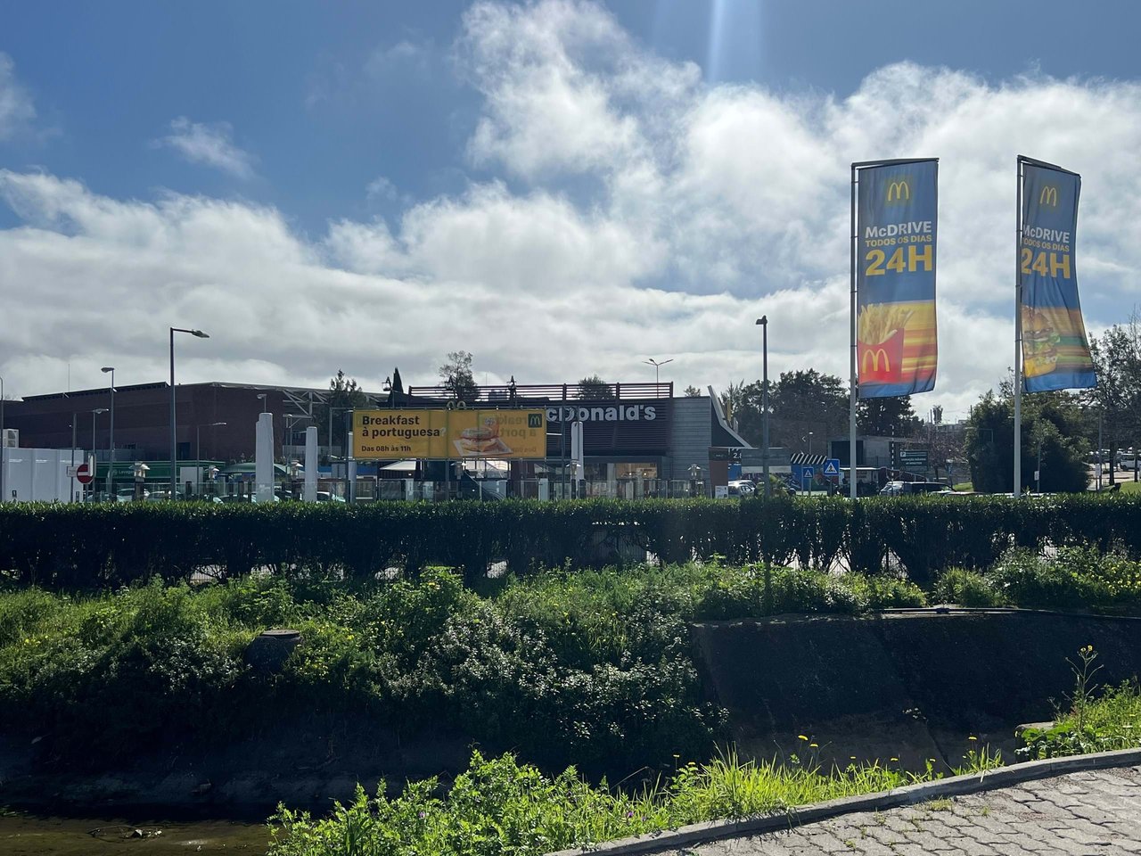 Prime Commercial Space Near Lisbon – Tenant in Place – 5% Annual Return