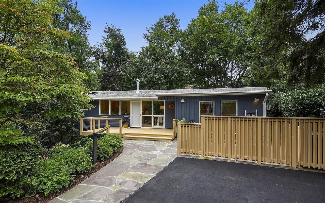 What Defines Mid-Century Modern Homes?