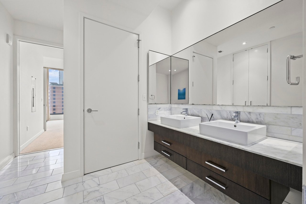 210 Lavaca St#2011