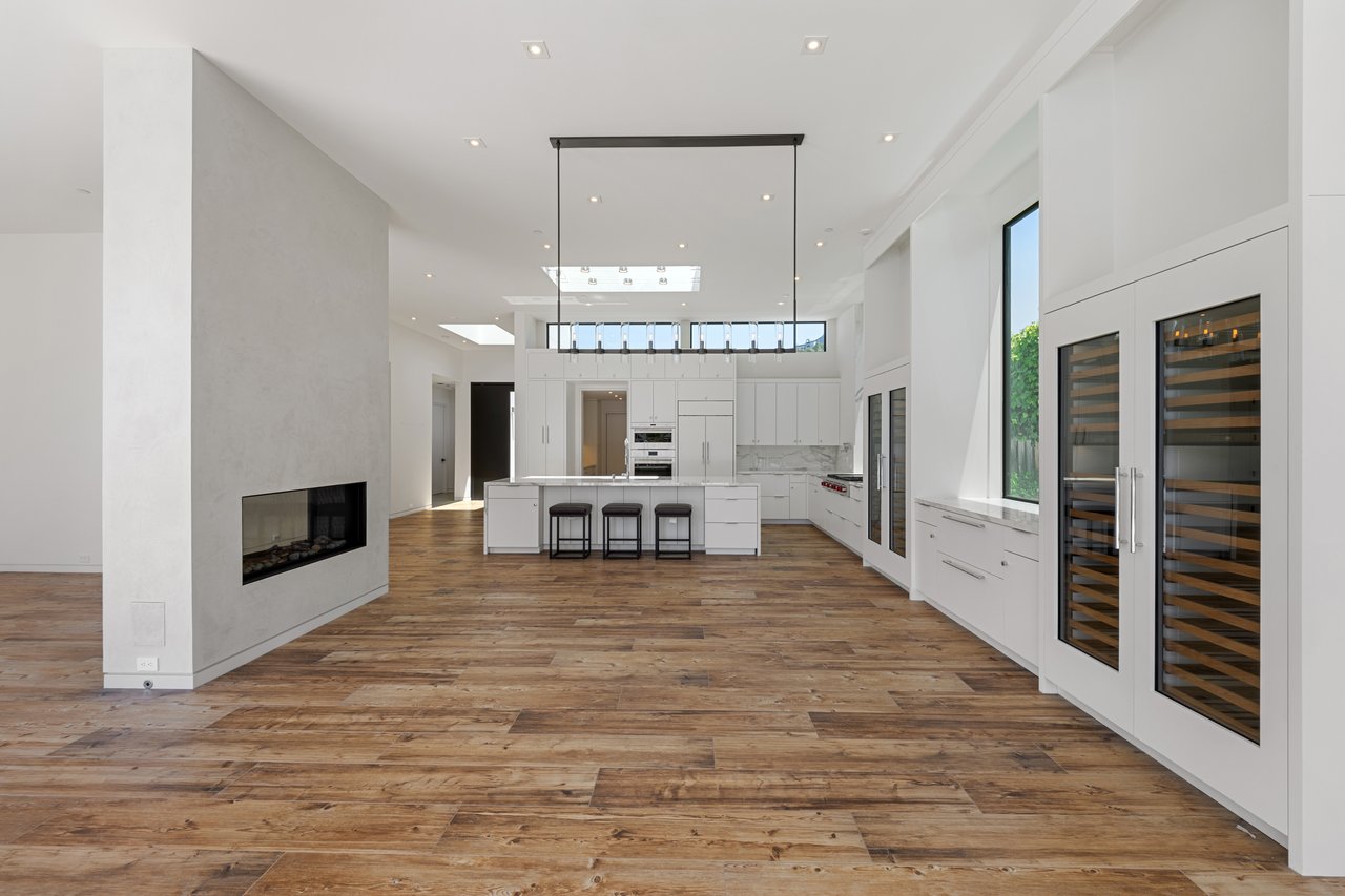 Contemporary Retreat on the Belvedere Lagoon