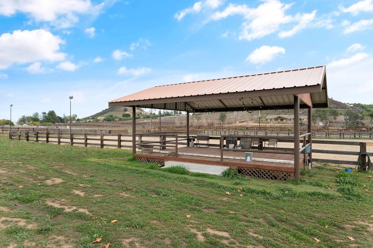 38405 Avenida La Cresta