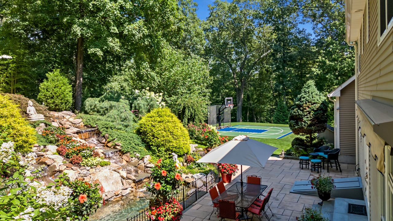 18 N Nabby Rd, Danbury, CT 06811