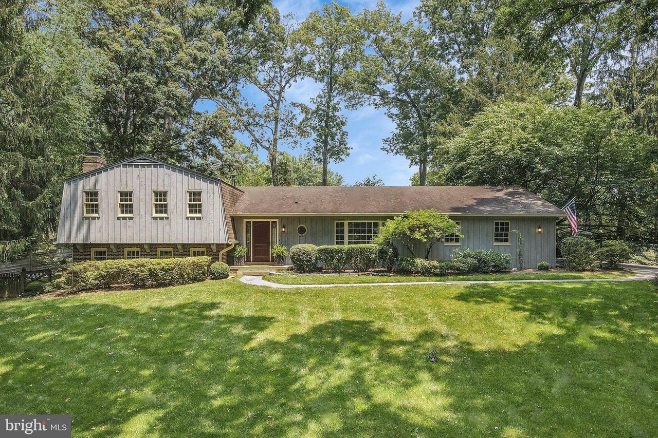 10114 Sanders Ct, Great Falls, VA 22066