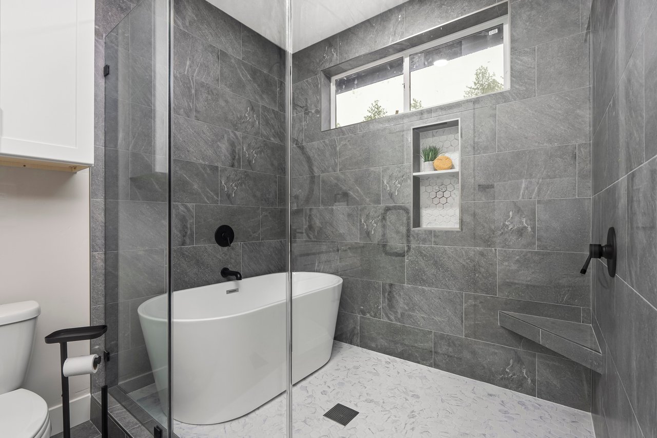 Soaking Tub w/ Walk-in Shower