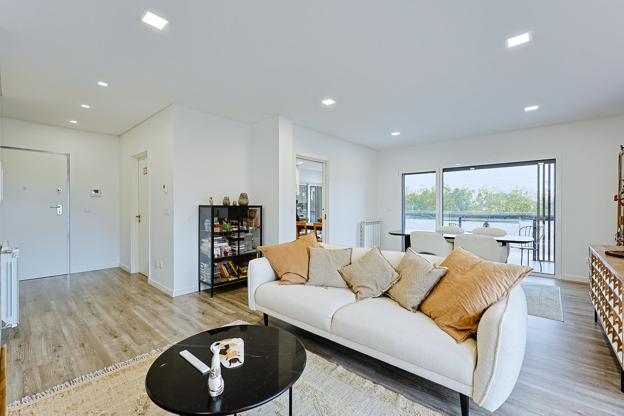 Modern 2-Bed, 2-Bath Apartment in Central Marinha Grande – Near Nazaré