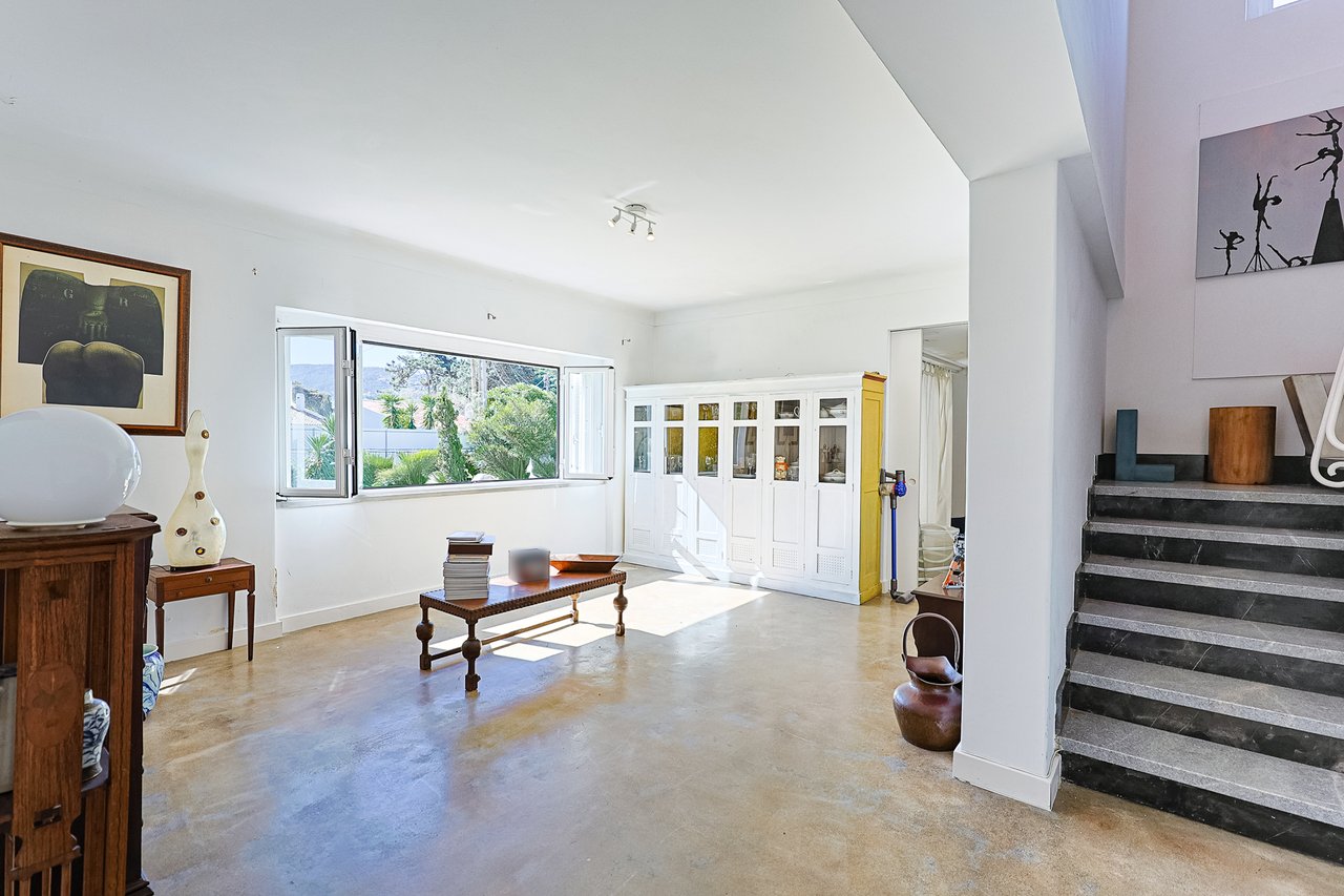 Spacious 5-Bedroom Villa with Expansive Garden Near Sintra in Colares