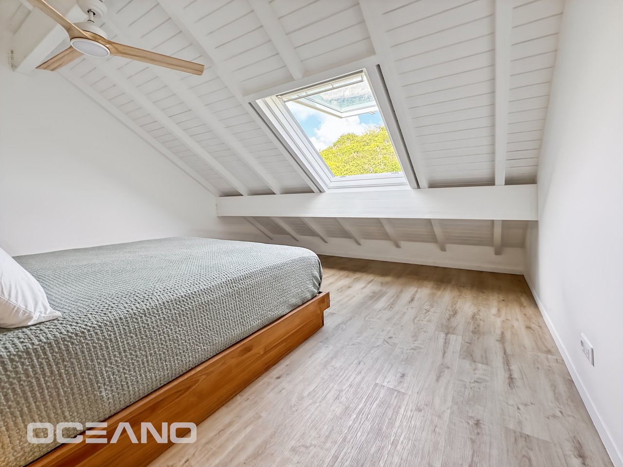 STUNNING 2-BEDROOM DUPLEX WITH ST. BARTHS VIEW – HAUTS DE LA BAIE