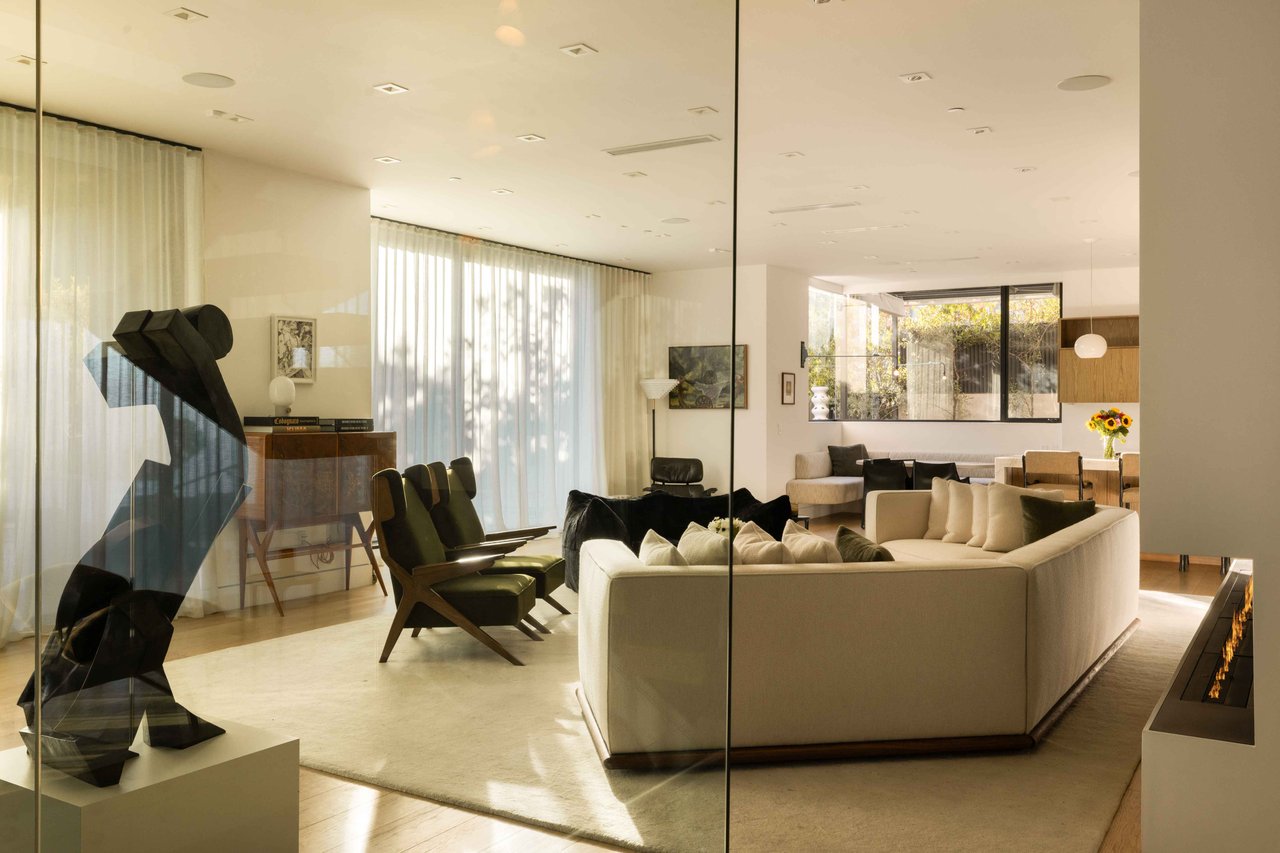 815 N Tigertail Rd, Brentwood