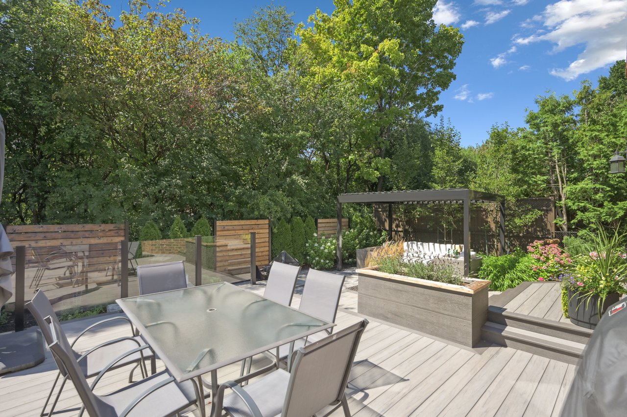 Impressive Home on Ravine Lot in Glen Abbey