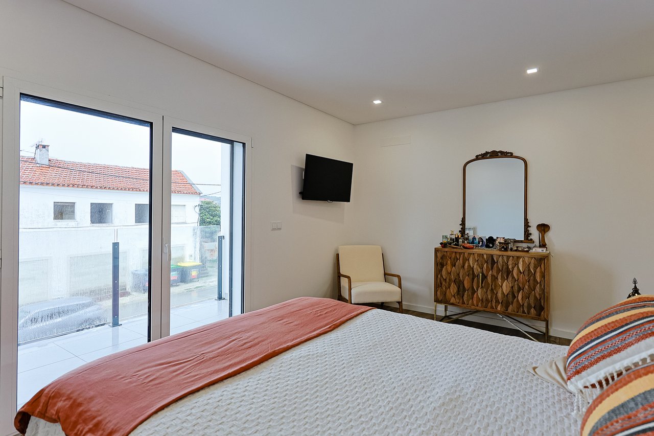 Modern 2-Bed, 2-Bath Apartment in Central Marinha Grande – Near Nazaré