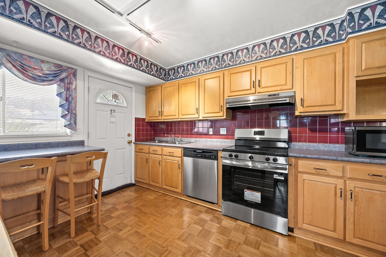 6308 MacArthur Dr, Woodridge