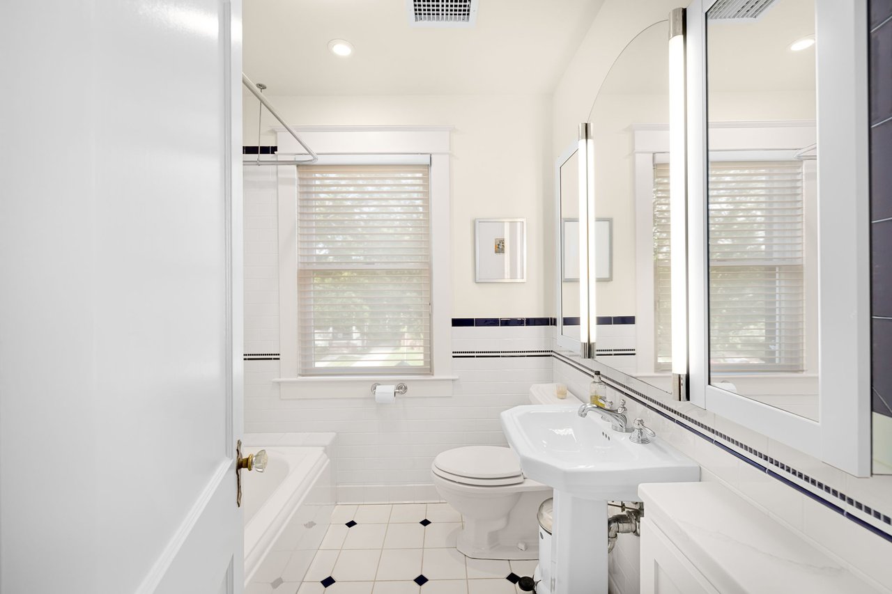 22 W OAK STREET