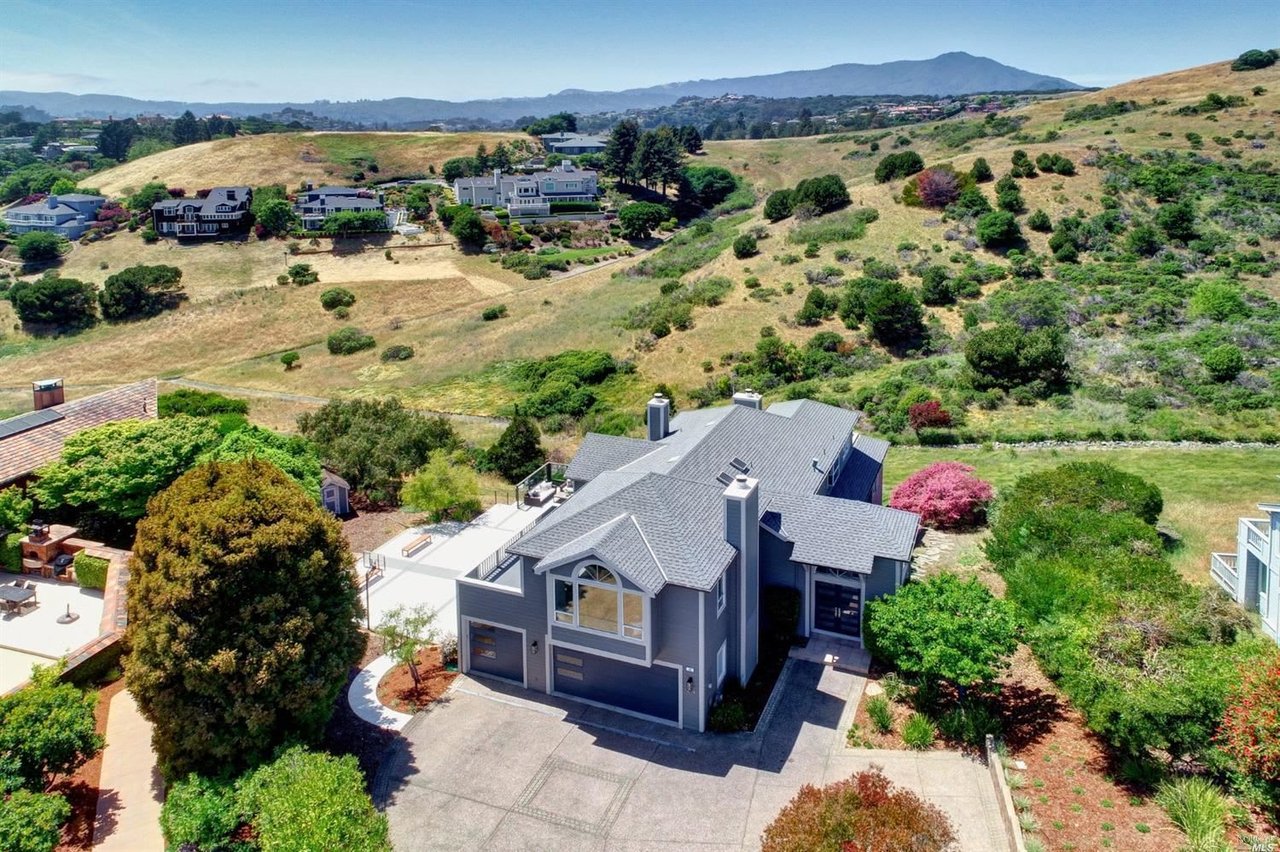Contemporary Residence Adjacent to Open Space