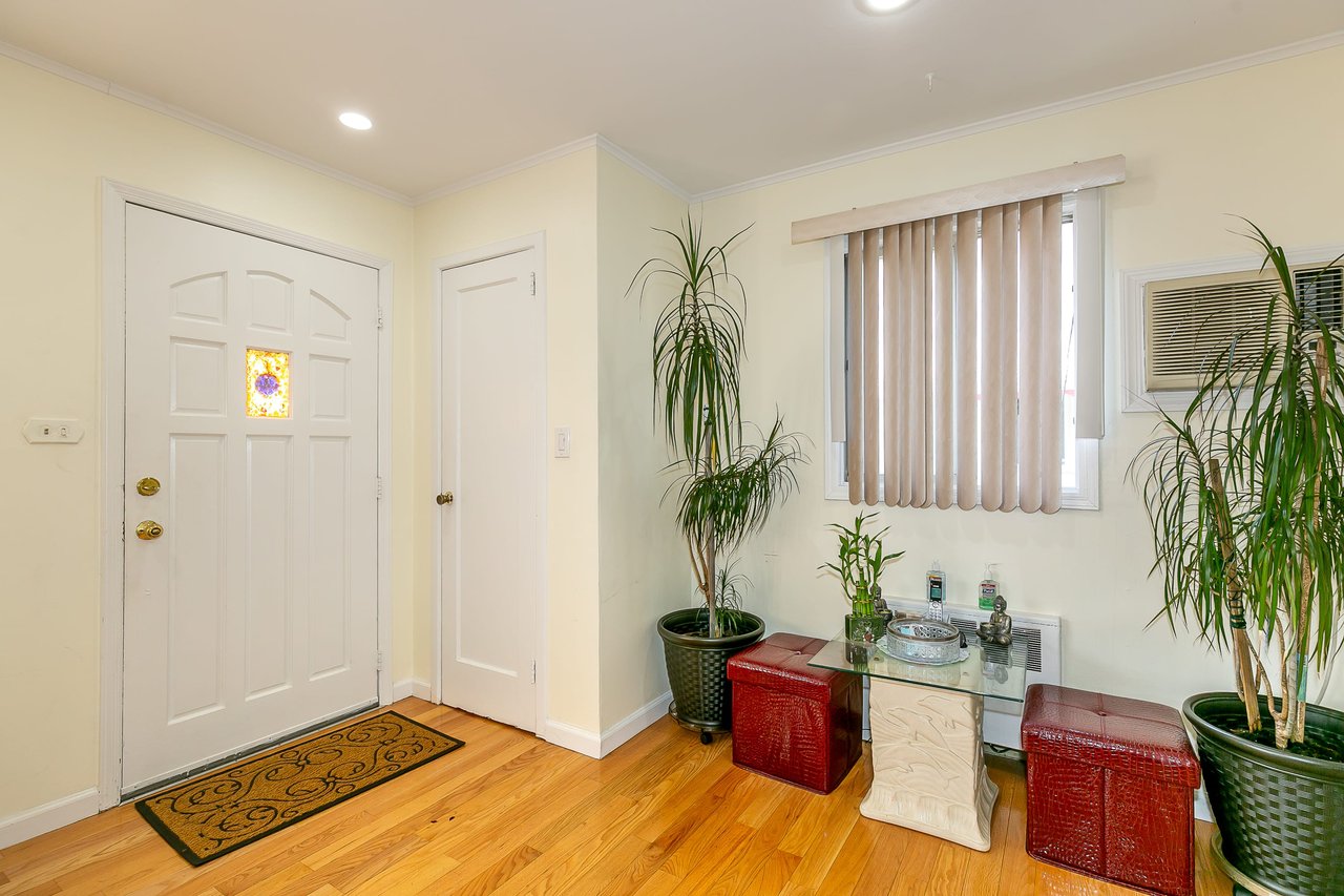 30 Gardner Ave, Hicksville