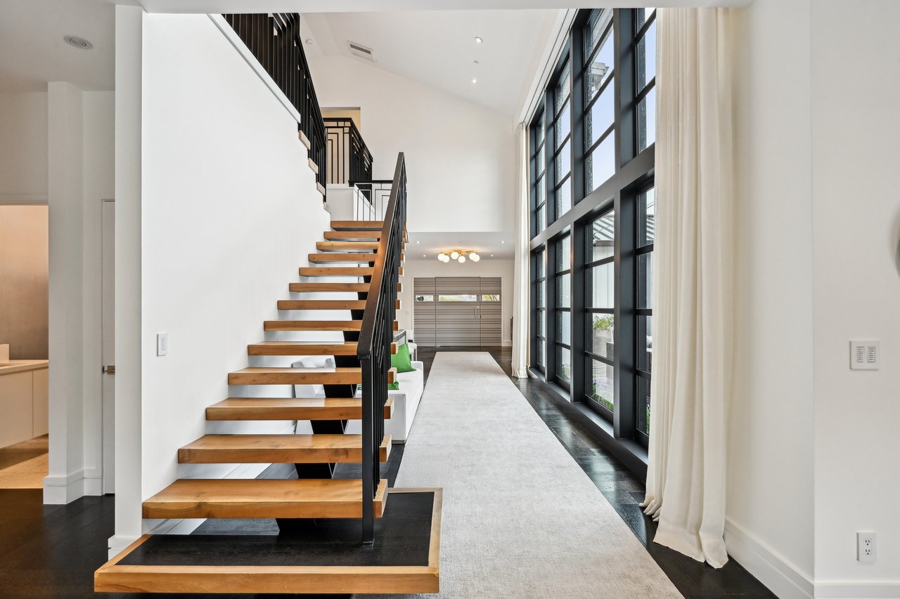 A Waterfront Masterpiece of Modern Luxury