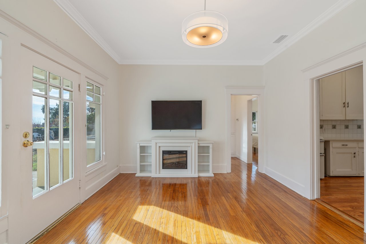 1325 E Altadena