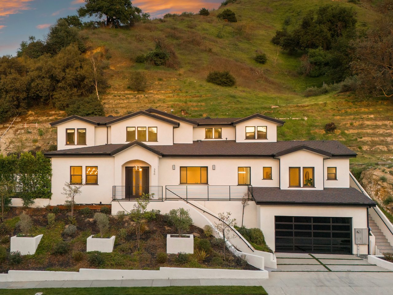 350 Mount Carmel Dr, Glendale 