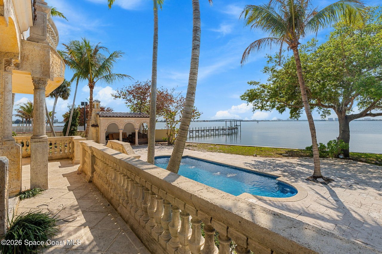 1000 N Riverside Dr