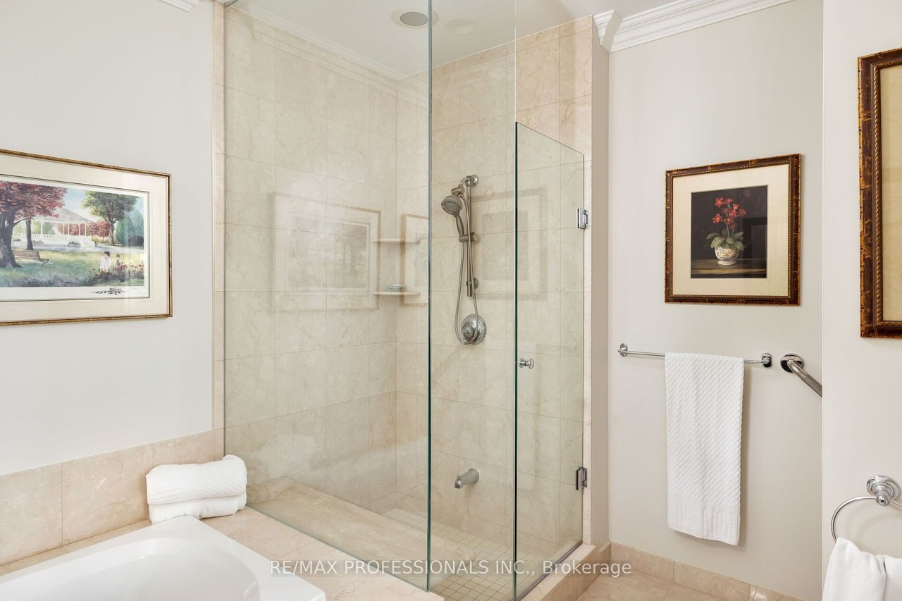 LOWER PENTHOUSE LUXURY 