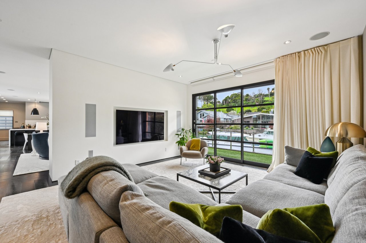 A Waterfront Masterpiece of Modern Luxury