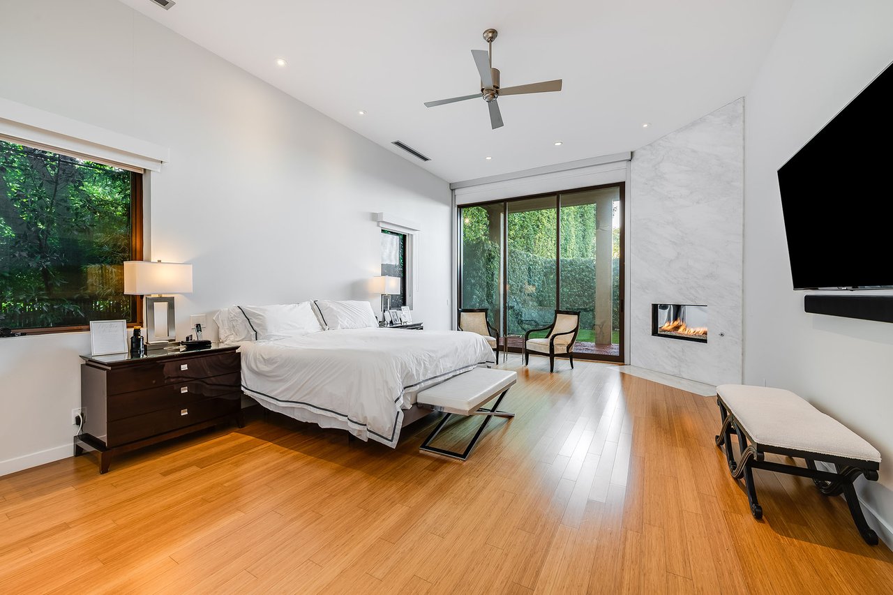 16167 Royal Oak Rd, Encino