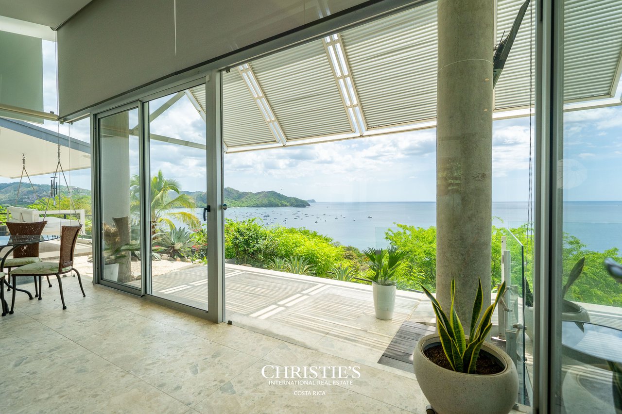 Casa Holmes: Award-Winning Glass House with Ocean Views