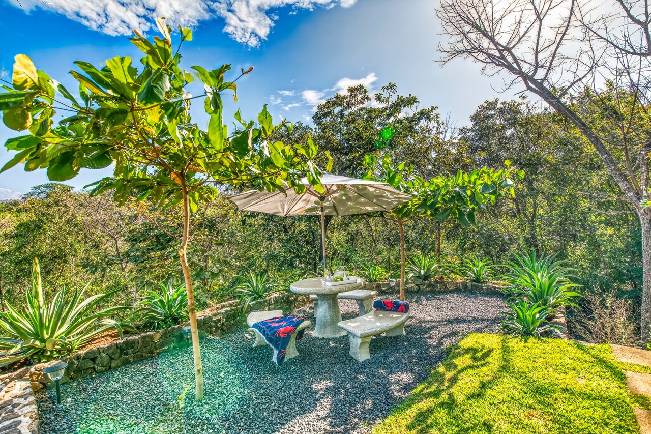 Casa Pochote | Artisan Luxury Villa in Tamarindo | Pool, Jacuzzi & Langosta Beach Club Membership Included