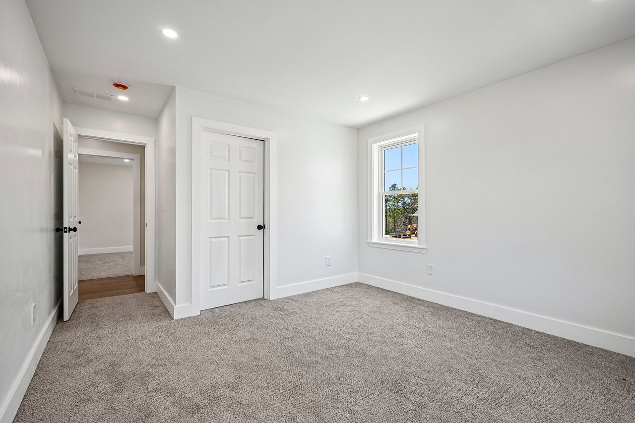 33 Seabiscuit Dr, Plymouth, MA 02360