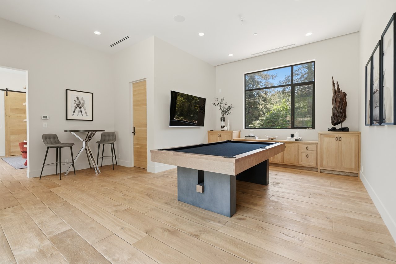 Bowmont Dr, 90210