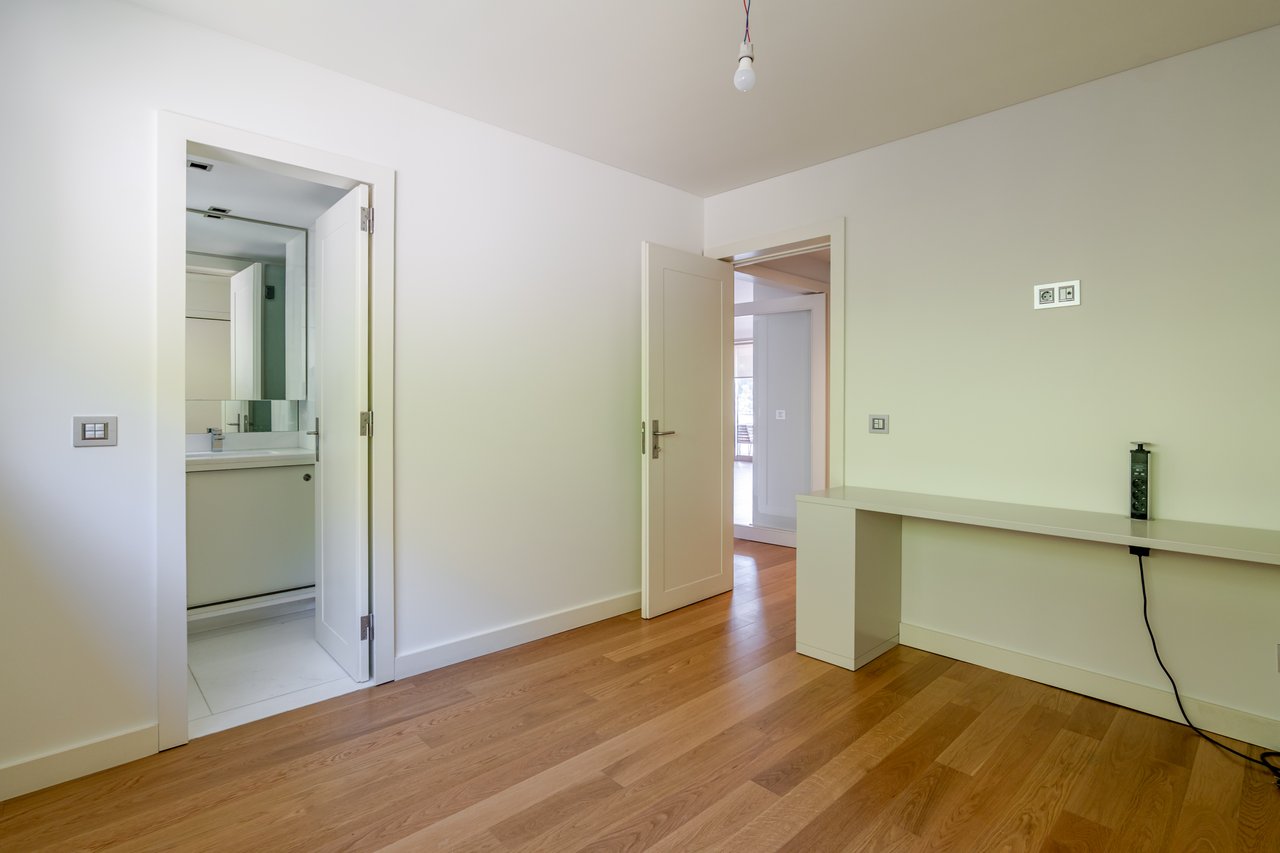 Sophisticated Three-Bedroom Apartment in Porto