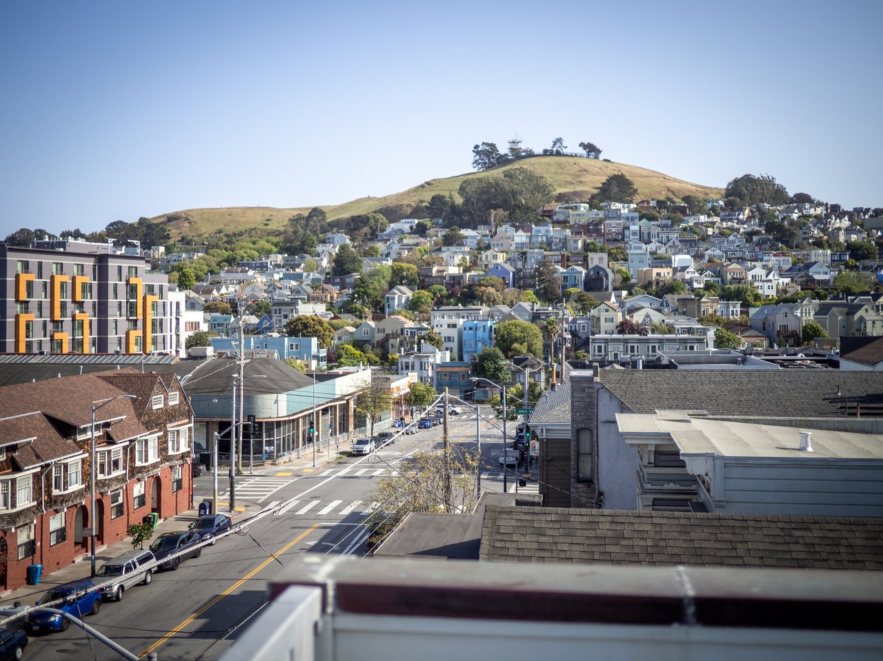 Colorful Victorian homes and vibrant street life in San Francisco’s Mission District – May 2025 Real Estate Snapshot.