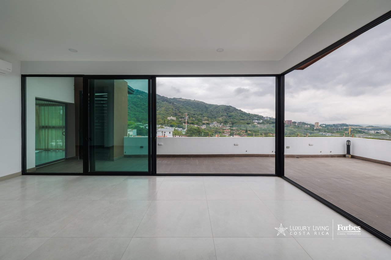 21469 - Contemporary penthouse for sale, spacious rooms and terraces
