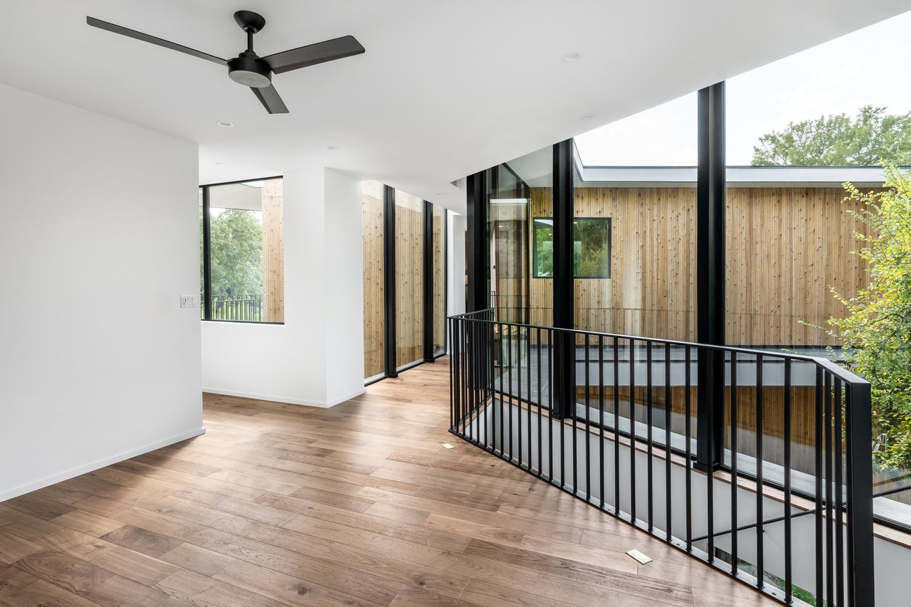 1121 Bluebonnet LN