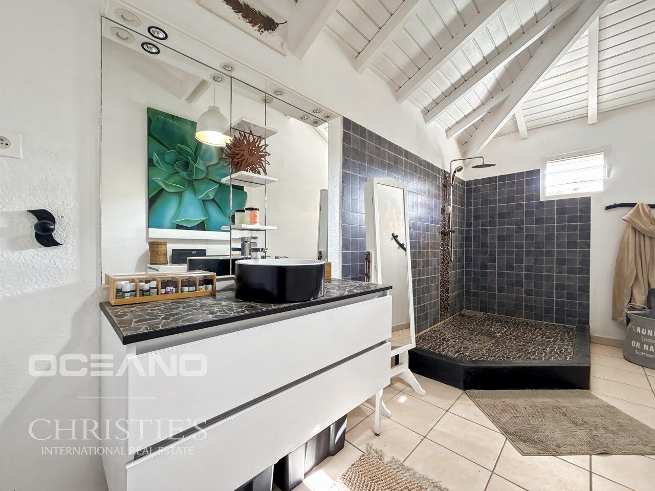 Spacious 3-Bedroom Villa + Studio – OYSTER POND