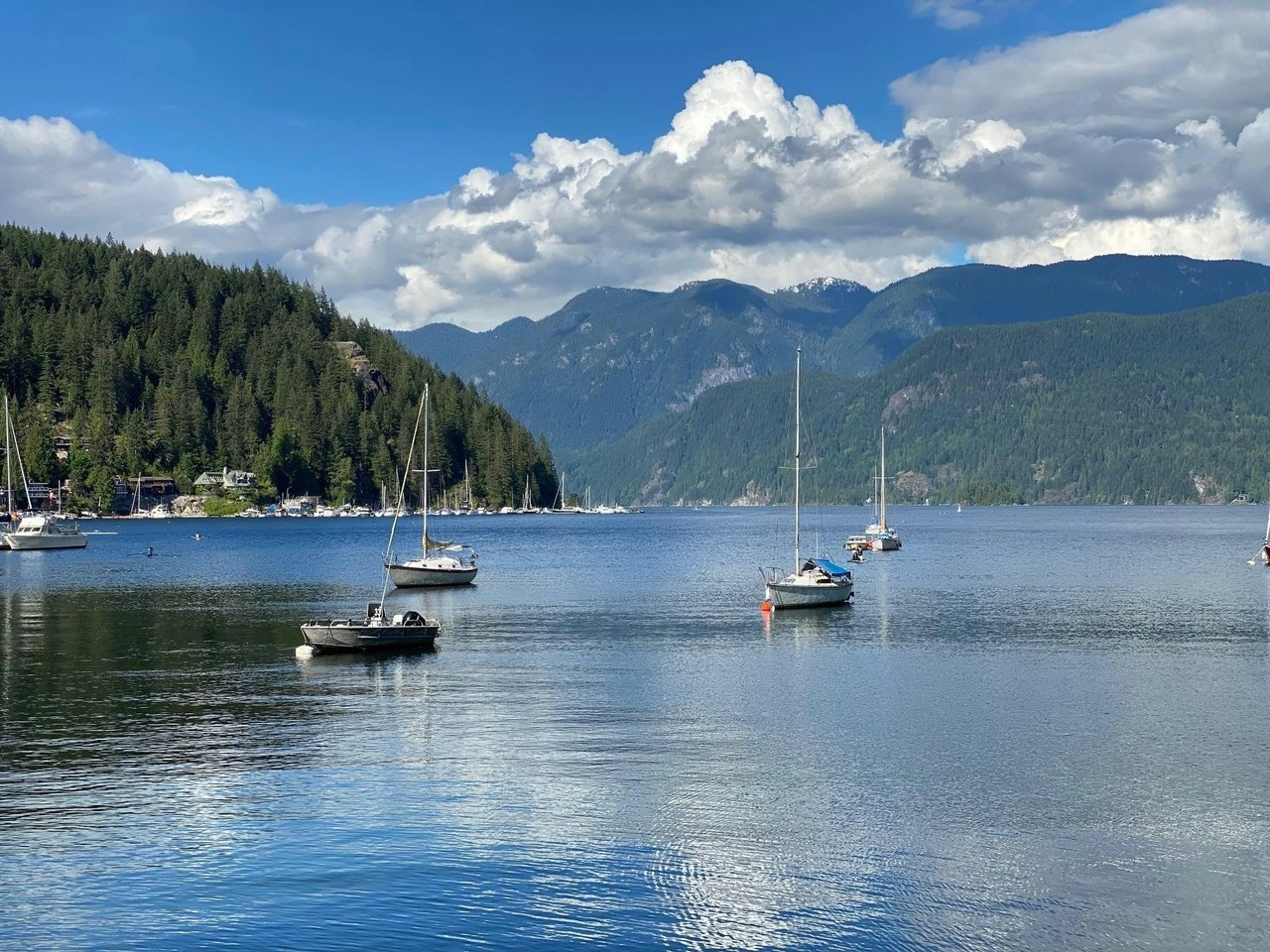 2032 Deep Cove Cres