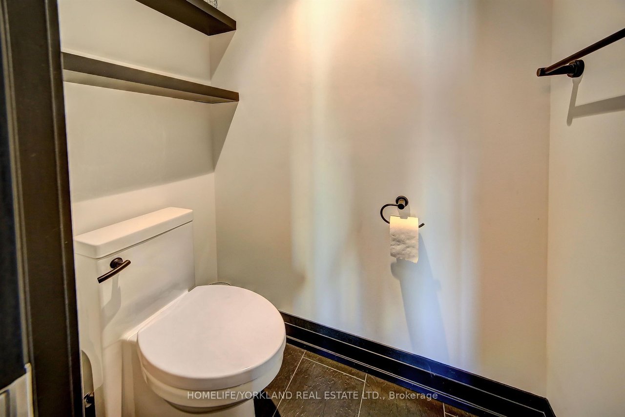 LUXURY DOWNTOWN LIVING