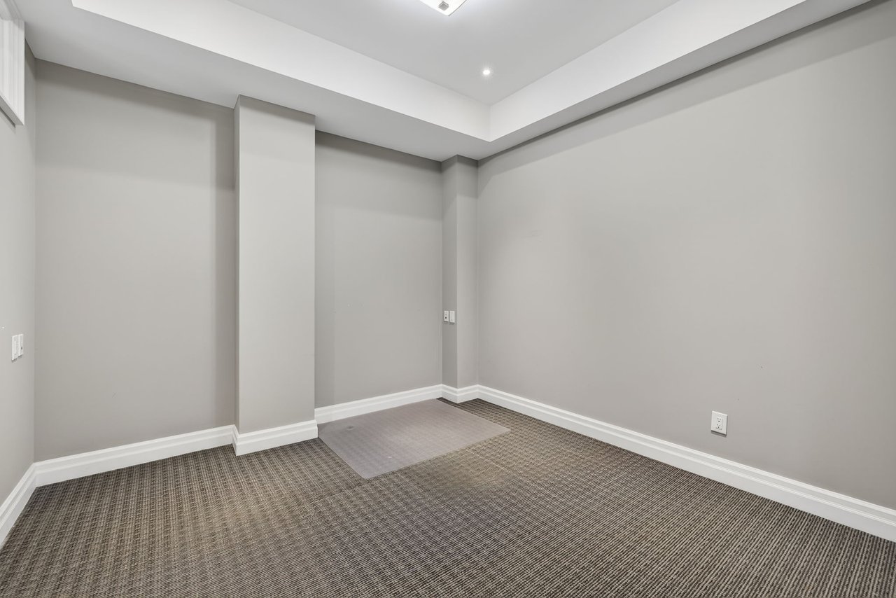 5 - 16945 Leslie St, Newmarket