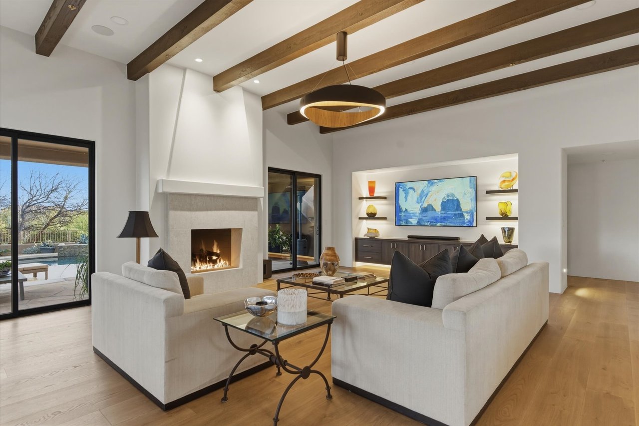 10046 E Hidden Valley Rd