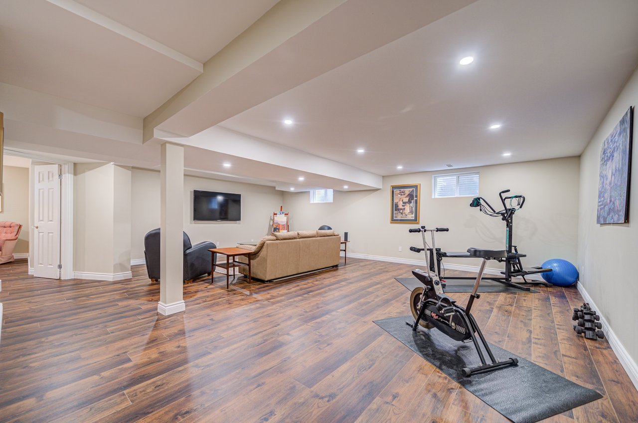 1296 Mapleridge Cres
