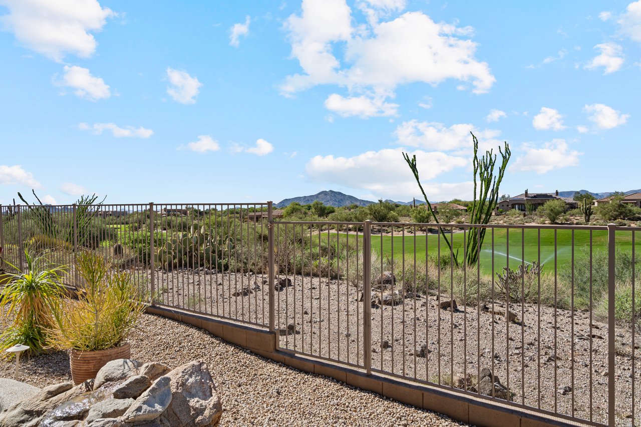 9812 E ROADRUNNER Drive