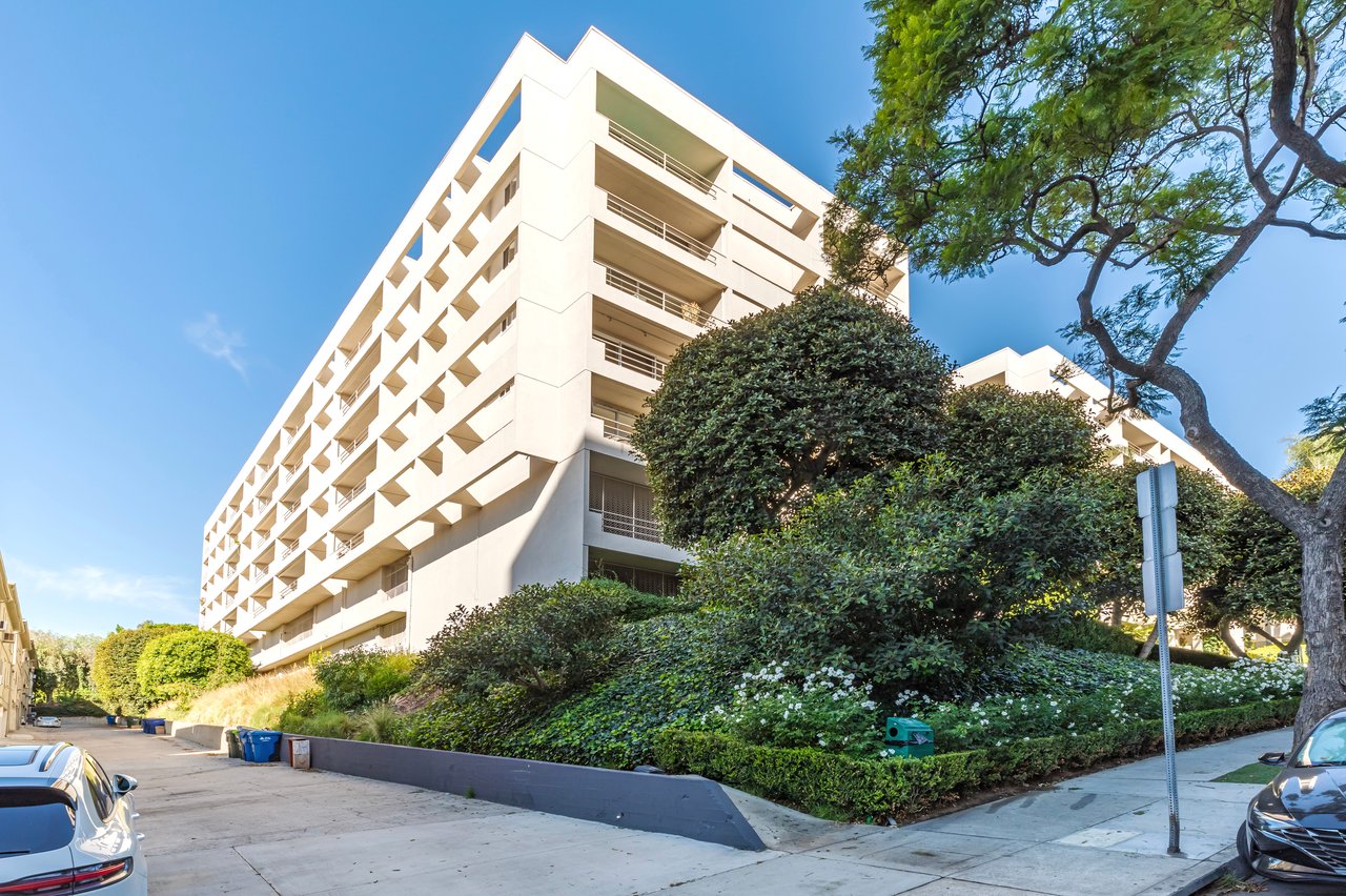 1131 Alta Loma Rd #516
