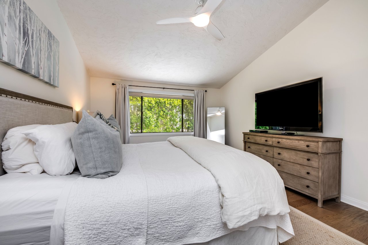 24417 Clipstone St, Woodland Hills 