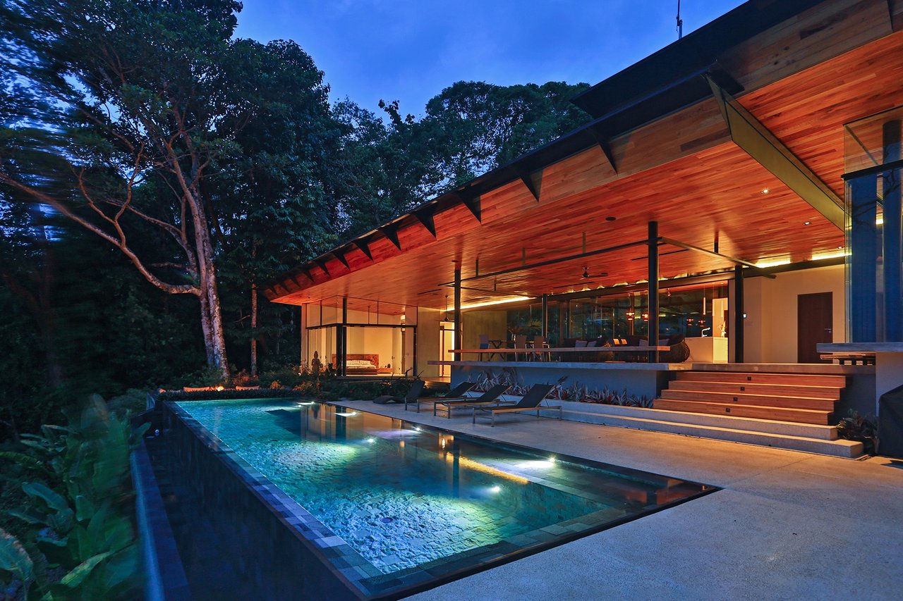 Casa Sanctuary ·  Luxury Jungle Villa · Whale Tail View