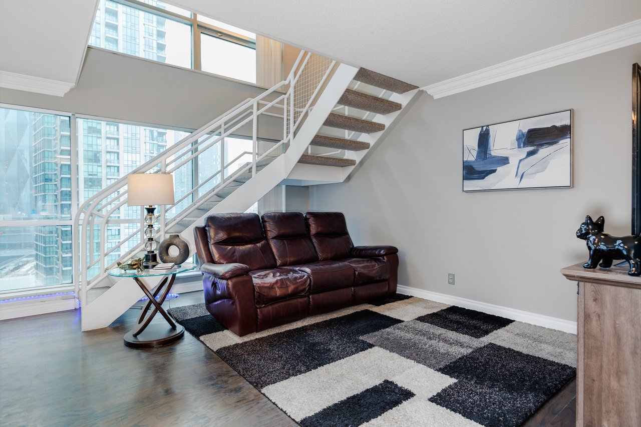 2-Storey Retreat On Queens Quay