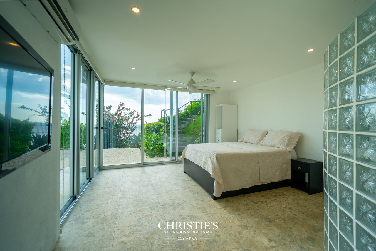 Casa Holmes: Award-Winning Glass House with Ocean Views