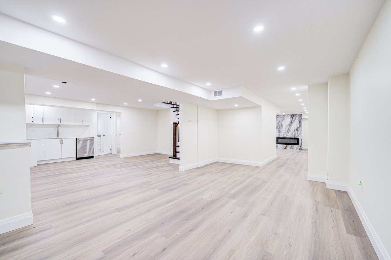1126 Berkshire Crt