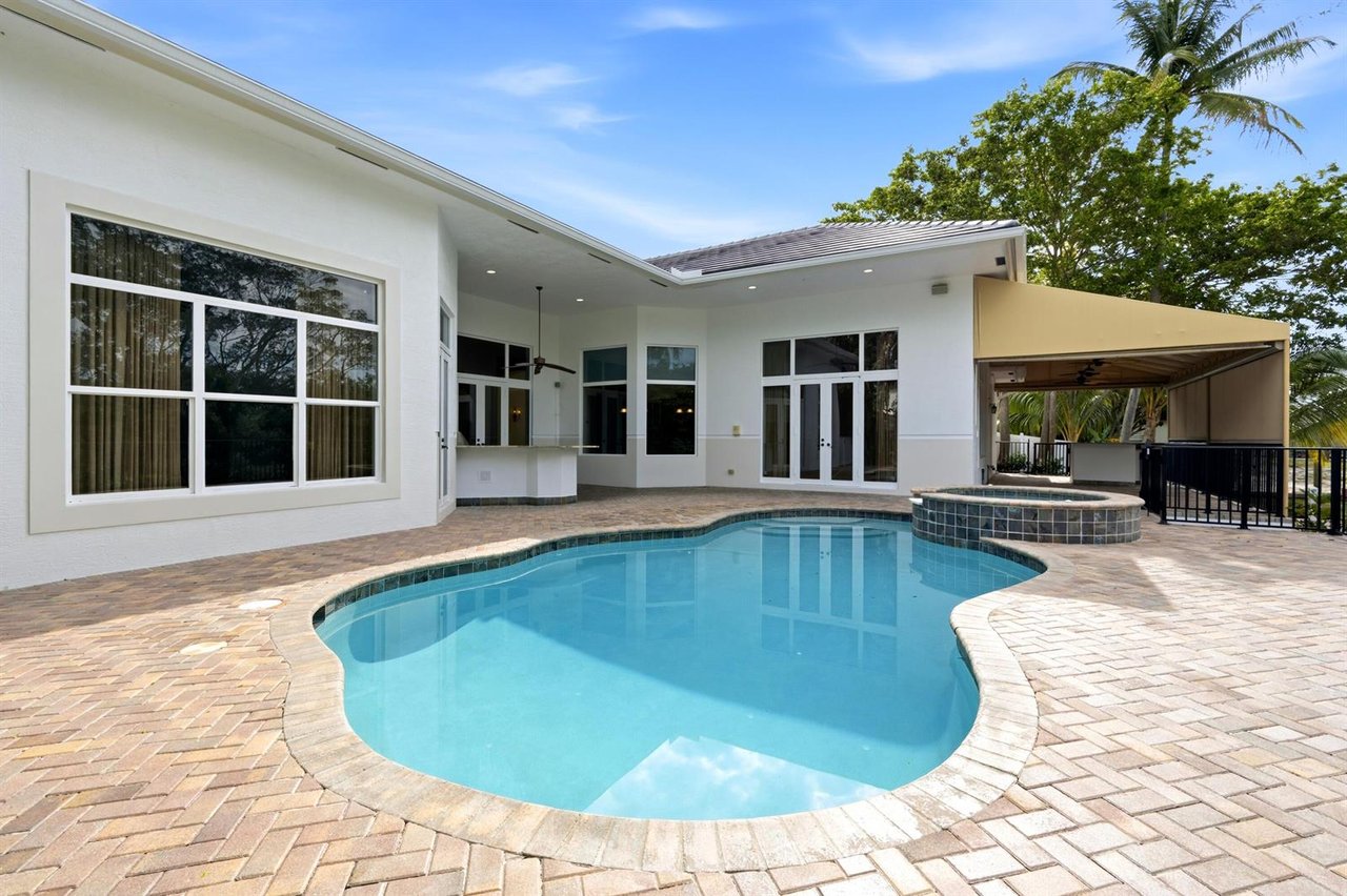  608 Inlet Rd